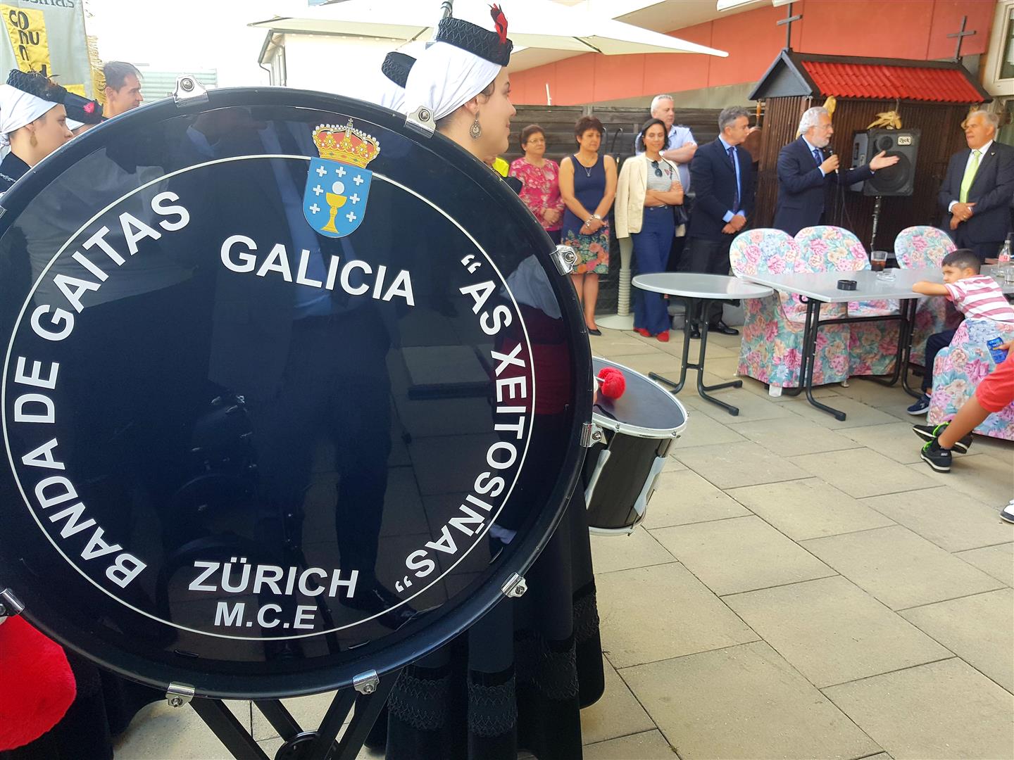 A Asociación Cultural As Xeitosiñas” de Zürich comparte a Medalla do Parlamento á emigración con toda a colonia galega de Suíza